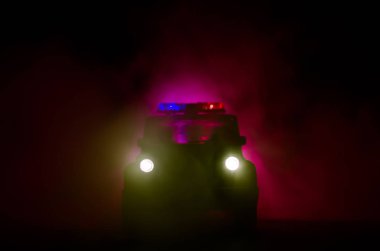polis arabası hız aydınlatma gece yolda. Polis arabaları sis ile hareket yolu üzerinde. Seçici odak. Chase