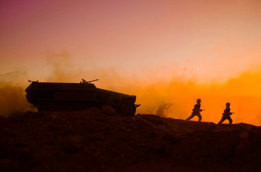 Savaş kavramı. Askeri siluetleri sahne üzerinde savaş sis sky mücadele arka plan, Dünya Savaşı askerler siluetleri batımında bulutlu manzarası aşağıda. Saldırı sahne. Eylem Alman tankı