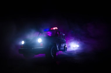 polis arabası hız aydınlatma gece yolda. Polis arabaları sis ile hareket yolu üzerinde. Seçici odak. Chase