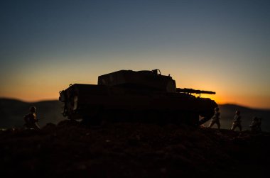 Savaş kavramı. Askeri siluetleri sahne üzerinde savaş sis sky mücadele arka plan, Dünya Savaşı askerler siluetleri batımında bulutlu manzarası aşağıda. Saldırı sahne. Eylem Alman tankı