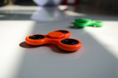 Parmak spinner stres, Anksiyete Rölyef oyuncak masada kıpır