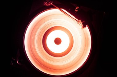 Hız - ateş ve duman izi - vinil kayıt kavramı. Vinil disk yazma. Pikap vinil plak çalar. Retro ses ekipmanları için disk jokey. Ses teknolojisi. Yakın çekim