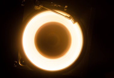 Hız - ateş ve duman izi - vinil kayıt kavramı. Vinil disk yazma. Pikap vinil plak çalar. Retro ses ekipmanları için disk jokey. Ses teknolojisi. Yakın çekim