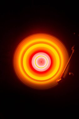 Hız - ateş ve duman izi - vinil kayıt kavramı. Vinil disk yazma. Pikap vinil plak çalar. Retro ses ekipmanları için disk jokey. Ses teknolojisi. Yakın çekim