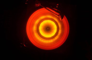 Hız - ateş ve duman izi - vinil kayıt kavramı. Vinil disk yazma. Pikap vinil plak çalar. Retro ses ekipmanları için disk jokey. Ses teknolojisi. Yakın çekim