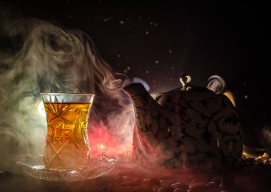 Geleneksel glasse ve ışıklar ve duman siyah zemin üzerine pot Türk Azerbaycan tea. Armudu geleneksel Kupası