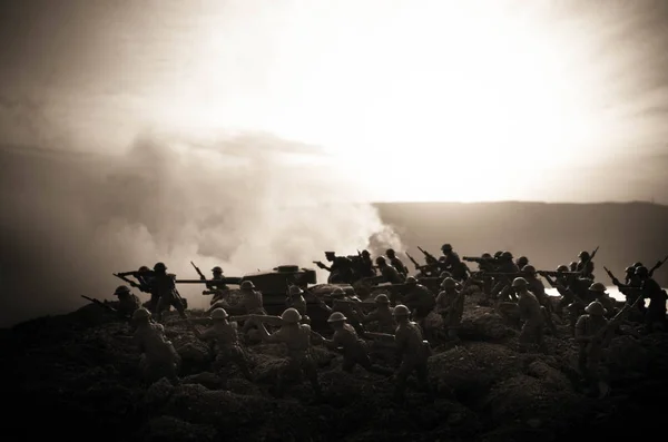 Concept de guerre. Silhouettes militaires scène de combat sur fond de brouillard de guerre ciel, Soldats de la guerre mondiale Silhouettes ci-dessous ciel nuageux La nuit. Scène d'attaque. Véhicules blindés. Bataille de chars — Photo