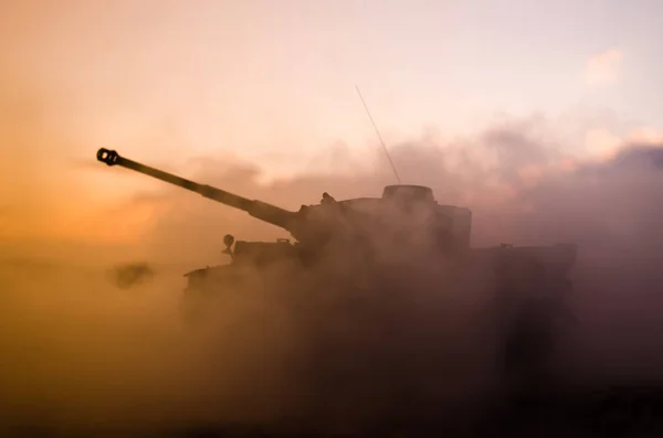 Concepto de guerra. Siluetas militares que luchan escena en el fondo del cielo niebla de guerra, Guerra Mundial tanques alemanes siluetas debajo del horizonte nublado Por la noche. Escena de ataque. Vehículos blindados. Tanques batalla escena — Foto de Stock