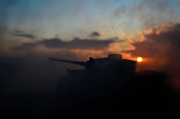 Savaş kavramı. Askeri siluetleri sahne üzerinde savaş sis sky mücadele arka plan, Dünya Savaşı Alman tankları siluetleri bulutlu manzarası, gece aşağıda. Saldırı sahne. Zırhlı araçlar. Tank savaş sahnesi — Stok fotoğraf