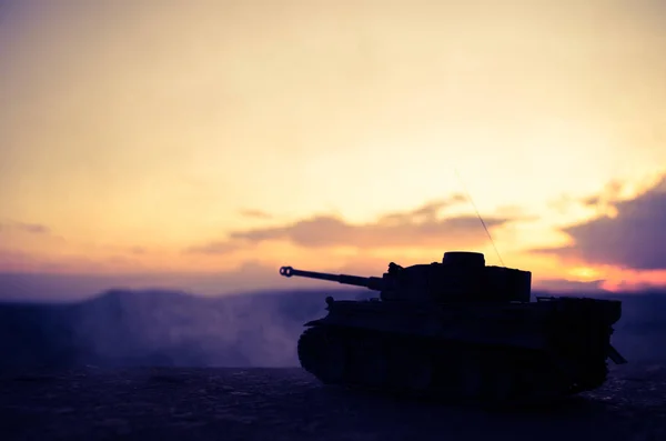 War Concept. Military silhouettes fighting scene on war fog sky background, World War German Tanks Silhouettes Below Cloudy Skyline At night. Attack scene. Armored vehicles. Tanks battle scene — Stock Photo, Image