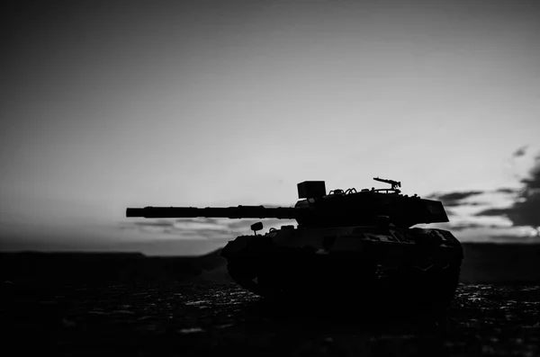 Concept van de oorlog. Militaire silhouetten vechten scène op oorlog mist hemel achtergrond, Wereldoorlog Duitse Tanks silhouetten onder bewolkte Skyline in de nacht. Aanval scène. Gepantserde voertuigen. Tanks slag scène — Stockfoto