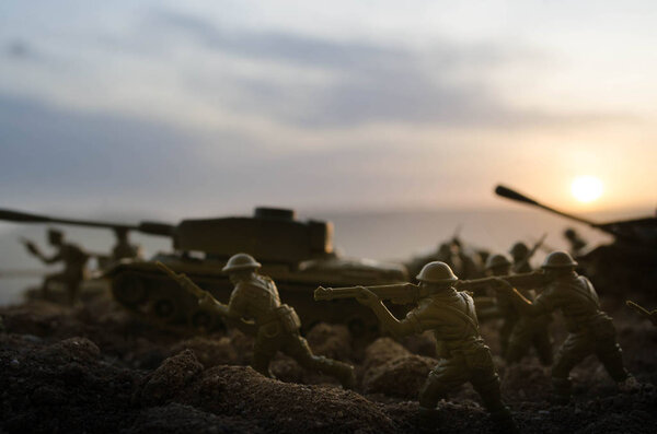 Концепция войны. Военные силуэты боевой сцены на фоне тумана на фоне неба войны, силуэты солдат мировой войны под облачным горизонтом ночью. Сцена нападения. Бронетехника. Танки
