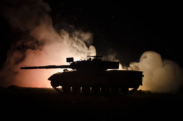 Concetto di guerra. Silhouette militari scena di combattimento su sfondo cielo nebbia di guerra, carro armato tedesco in azione Sotto cielo nuvoloso Di notte. Scena dell'attacco. Veicoli blindati — Foto Stock