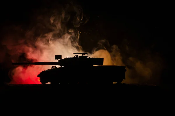 Concept van de oorlog. Militaire silhouetten vechten scène op oorlog mist hemelachtergrond, Duitse tank in actie hieronder bewolkt Skyline At night. Aanval scène. Gepantserde voertuigen — Stockfoto