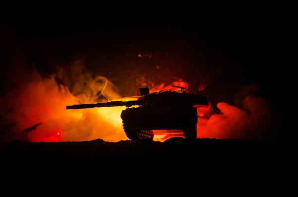 Koncept války. Vojenské siluety bojové scény na válce mlhové pozadí oblohy, německý tank v akci pod zataženo Panorama v noci. Scénu útoku. Obrněná vozidla — Stock fotografie