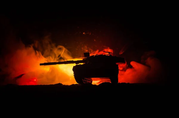 Conceito de Guerra. Silhuetas militares lutando cena no fundo do céu de nevoeiro de guerra, tanque alemão em ação Abaixo do horizonte nublado À noite. Cena de ataque. Veículos blindados — Fotografia de Stock