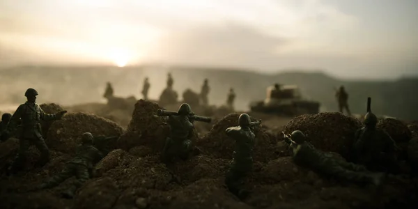 Conceito de Guerra. Silhuetas militares lutando cena no fundo do céu nevoeiro de guerra, Soldados da Guerra Mundial Silhuetas Abaixo Cloudy Skyline À noite. Cena de ataque. Veículos blindados. Batalha de tanques — Fotografia de Stock