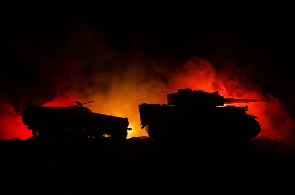 Έννοια του πολέμου. Στρατιωτικές φιγούρες καταπολέμηση σκηνή στην ομίχλη πολέμου φόντο του ουρανού, Γερμανό τοποθετεί σε δεξαμενή σε δράση παρακάτω νεφελώδη ορίζοντα τη νύχτα. Σκηνή επίθεση. Θωρακισμένα οχήματα — Φωτογραφία Αρχείου
