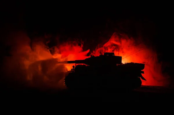 Savaş kavramı. Askeri siluetleri savaş sis gökyüzü arka plan, Alman tankı eylem altında bulutlu manzarası, gece sahnede mücadele. Saldırı sahne. Zırhlı araçlar — Stok fotoğraf