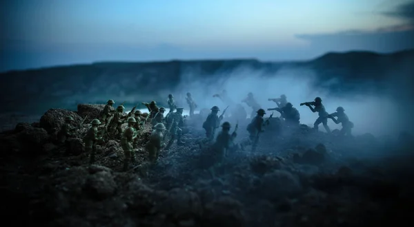 Concept van de oorlog. Militaire silhouetten vechten scène op oorlog mist hemel achtergrond, silhouetten van de Wereldoorlog soldaten onder bewolkte Skyline in de nacht. Aanval scène. Gepantserde voertuigen. Battle tanks — Stockfoto