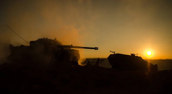 Savaş kavramı. Askeri siluetleri sahne üzerinde savaş sis sky mücadele arka plan, Dünya Savaşı askerler siluetleri batımında bulutlu manzarası aşağıda. Saldırı sahne. Eylem Alman tankı — Stok fotoğraf