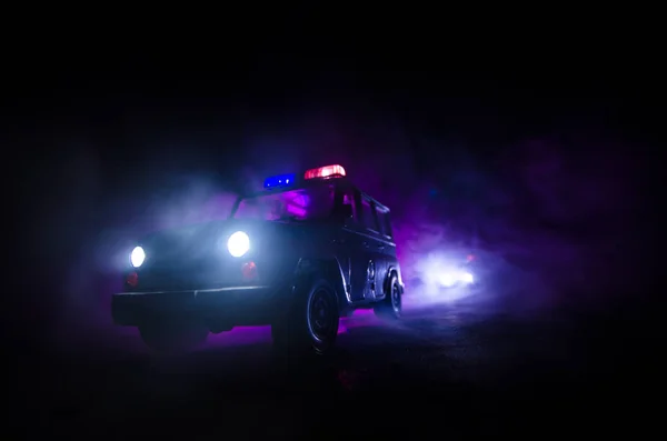 De verlichting van de snelheid van de politie-auto in de nacht op de weg. Politieauto's op weg verplaatsen met mist. Selectieve aandacht. Chase — Stockfoto