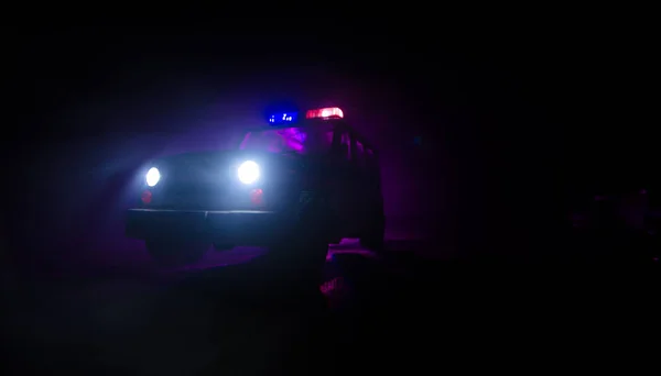 Iluminación de la velocidad del coche de policía en la noche en la carretera. Los coches de policía en la carretera se mueven con niebla. Enfoque selectivo. Chase. —  Fotos de Stock