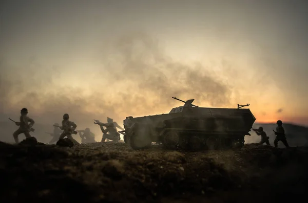 Háború fogalmát. Katonai sziluettek harci jelenet, a háború köd ég háttér, világháború katonák sziluettek alatt felhős Skyline a naplemente. Támadás jelenet. A művelet a német tank — Stock Fotó