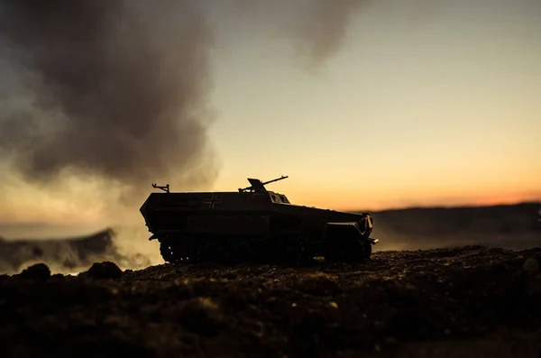 戦争の概念。戦争の霧空のシーンをかけて戦う軍のシルエットの背景、日没時曇りスカイライン以下世界大戦兵士のシルエット。攻撃シーン。ドイツのタンク内のアクション — ストック写真