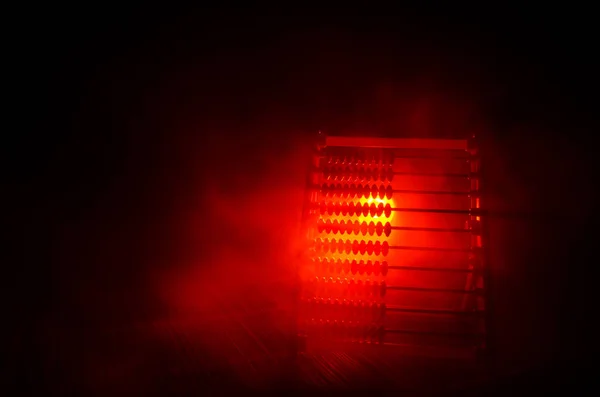 Calculadora chinesa com contas coloridas no fogo laranja fumaça fundo escuro. Conceito foto de negócios, criança, educação, ensino, aprendizagem , — Fotografia de Stock