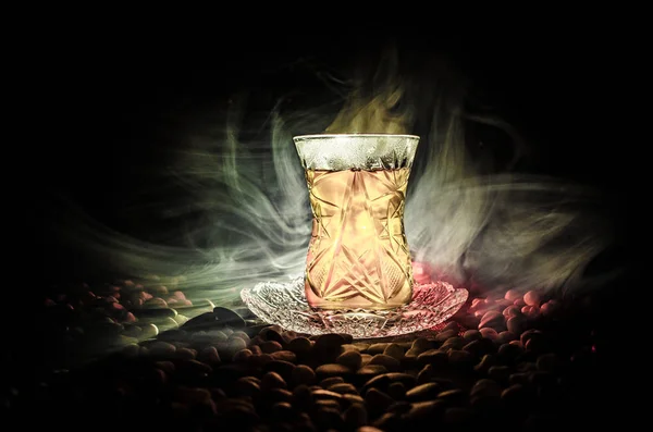 Chá turco do Azerbaijão em glasse tradicional e panela sobre fundo preto com luzes e fumaça. Armudu copo tradicional — Fotografia de Stock
