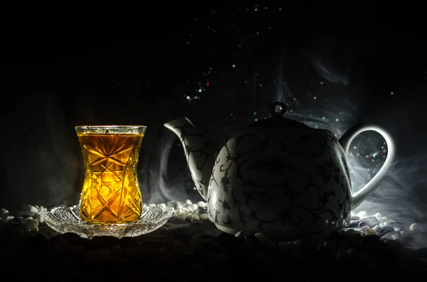 伝統的なガラスと照明、煙が黒の背景上の鍋でトルコ アゼルバイジャンのお茶。Armudu 伝統的なカップ — ストック写真