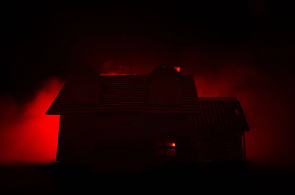 月明かりの晩に幽霊や霧の中でホラーお化け屋敷を放棄された古い家。現実的な大きな満月の古い神秘的なヴィラ。ホラー コンセプト. — ストック写真