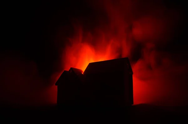 Altes Haus mit einem Geist in der mondhellen Nacht oder verlassenes Gruselhaus im Nebel. alte mystische Villa mit surreal großem Vollmond. Horror-Konzept. — Stockfoto