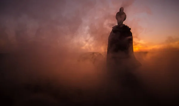 Силуэт арабского человека стоит один в пустыне и смотрит на закат с облаками тумана. Восточная сказка — стоковое фото