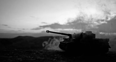 Savaş kavramı. Askeri siluetleri sahne üzerinde savaş sis sky mücadele arka plan, Dünya Savaşı Alman tankları siluetleri bulutlu manzarası, gece aşağıda. Saldırı sahne. Zırhlı araçlar. Tank savaş sahnesi