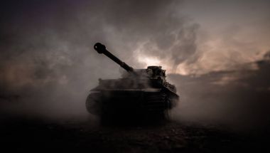 Savaş kavramı. Askeri siluetleri sahne üzerinde savaş sis sky mücadele arka plan, Dünya Savaşı Alman tankları siluetleri bulutlu manzarası, gece aşağıda. Saldırı sahne. Zırhlı araçlar. Tank savaş sahnesi