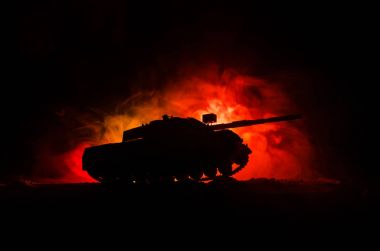 Savaş kavramı. Askeri siluetleri savaş sis gökyüzü arka plan, Alman tankı eylem altında bulutlu manzarası, gece sahnede mücadele. Saldırı sahne. Zırhlı araçlar