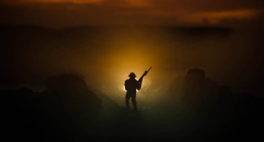 Savaş kavramı. Askeri siluetleri sahne üzerinde savaş sis sky mücadele arka plan, Dünya Savaşı askerler siluetleri bulutlu manzarası, gece aşağıda. Saldırı sahne. Zırhlı araçlar. Savaş tankları