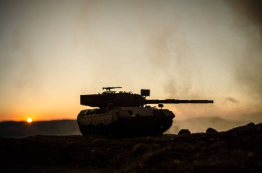 Savaş kavramı. Askeri siluetleri sahne üzerinde savaş sis sky mücadele arka plan, Dünya Savaşı askerler siluetleri batımında bulutlu manzarası aşağıda. Saldırı sahne. Eylem Alman tankı