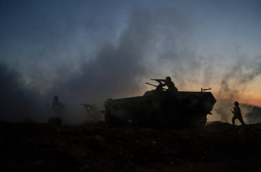 Savaş kavramı. Askeri siluetleri sahne üzerinde savaş sis sky mücadele arka plan, Dünya Savaşı askerler siluetleri batımında bulutlu manzarası aşağıda. Saldırı sahne. Eylem Alman tankı