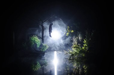 Korku görünümü (gece) akşam intihar dekorasyon ağaca asılmış bir kız. Ölüm cezası infaz veya intihar soyut fikir.