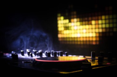 DJ iplik, karıştırma ve bir gece kulübünde tırmalamak, eller DJ 's dj güverte, strobe ışıklar ve sis, seçici odak çeşitli parça denetimlere tweak
