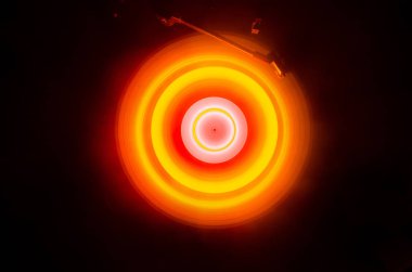 Hız - ateş ve duman izi - vinil kayıt kavramı. Vinil disk yazma. Pikap vinil plak çalar. Retro ses ekipmanları için disk jokey. Ses teknolojisi. Yakın çekim