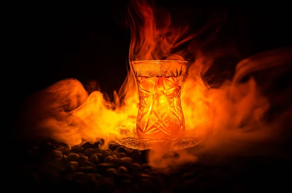 Turkiska Azerbajdzjan te i traditionella glasse och potten på svart bakgrund med ljus och rök. Armudu traditionella cup — Stockfoto