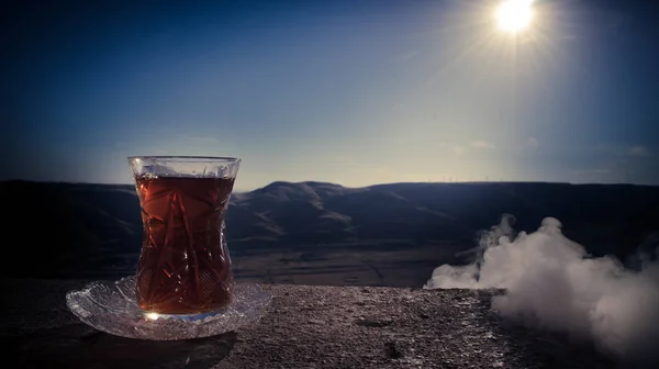 Turecké Ázerbájdžán čaj v tradiční glasse a hrnec venkovní přírodní pozadí s slunečnímu záření a kouření. Koncept východní čaj. Tradiční pohár armudu. — Stock fotografie