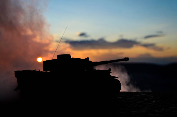 Концепция войны. Военные силуэты боевой сцены на фоне тумана войны, силуэты немецких танков мировой войны под облачным горизонтом ночью. Сцена нападения. Бронетехника. Сцена сражения танков
