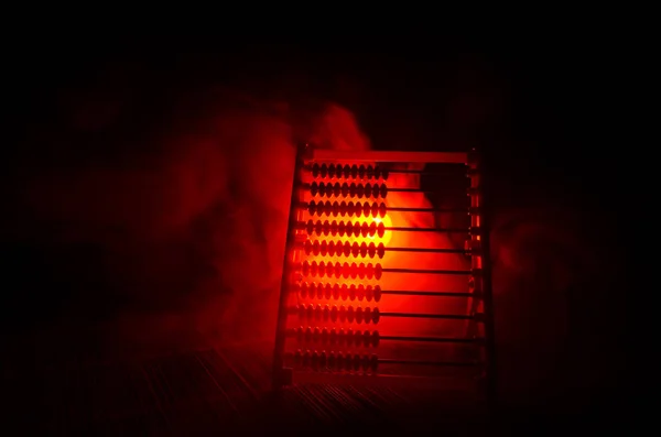 Calculadora china con cuentas de colores sobre humo naranja fuego fondo oscuro. Concepto foto de negocios, niño, educación, enseñanza, aprendizaje , —  Fotos de Stock