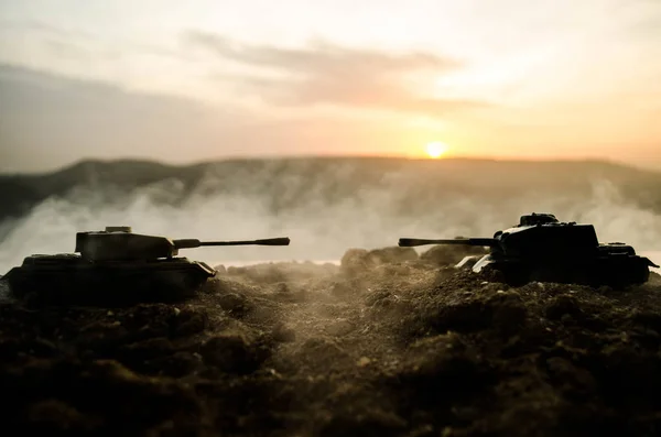 Conceito de Guerra. Silhuetas militares lutando cena no fundo do céu nevoeiro de guerra, Soldados da Guerra Mundial Silhuetas Abaixo Cloudy Skyline À noite. Cena de ataque. Veículos blindados. Batalha de tanques — Fotografia de Stock