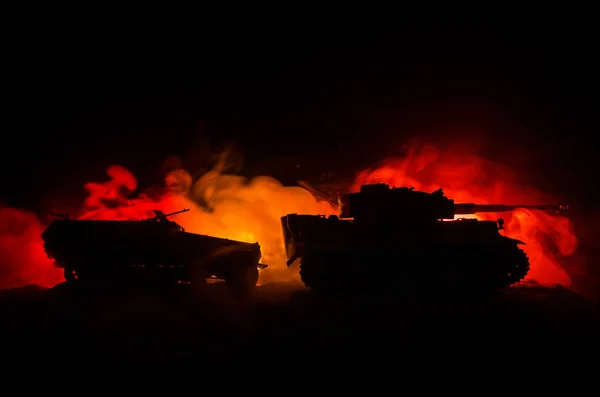 Concept van de oorlog. Militaire silhouetten vechten scène op oorlog mist hemelachtergrond, Duitse tank in actie hieronder bewolkt Skyline At night. Aanval scène. Gepantserde voertuigen — Stockfoto